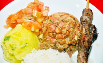 No cardápio da Venda dú Santy, tem a jantinha com arroz, feijão tropeiro, vinagrete, purê de mandioca e espetinho